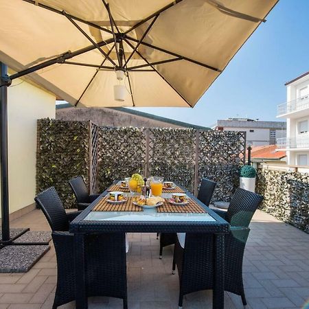Altido Apt For 8 With Huge Terrace In Old Town Of В'яреджо Екстер'єр фото