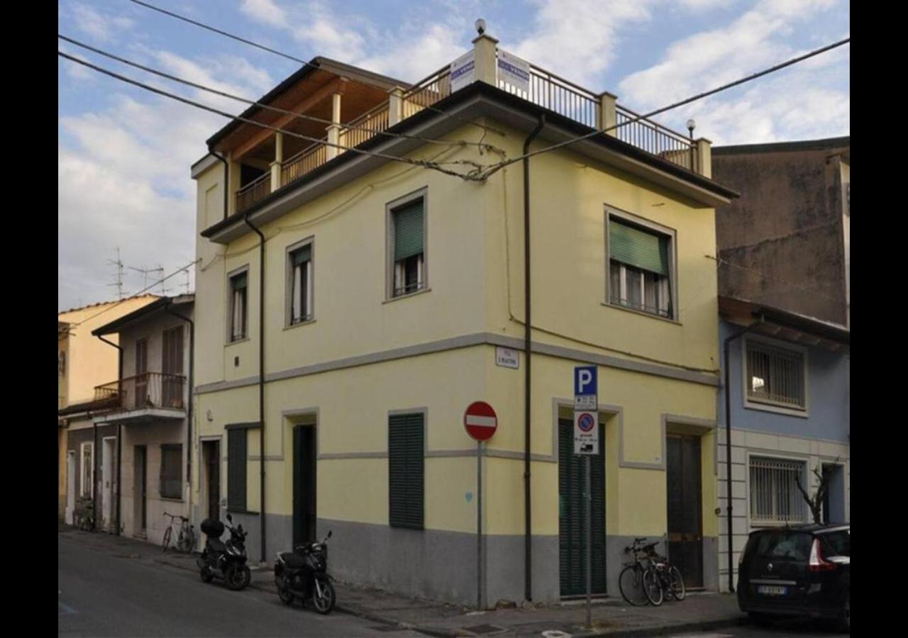 Altido Apt For 8 With Huge Terrace In Old Town Of В'яреджо Екстер'єр фото