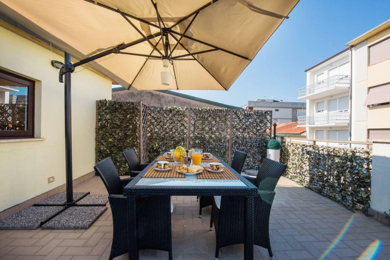 Altido Apt For 8 With Huge Terrace In Old Town Of В'яреджо Екстер'єр фото